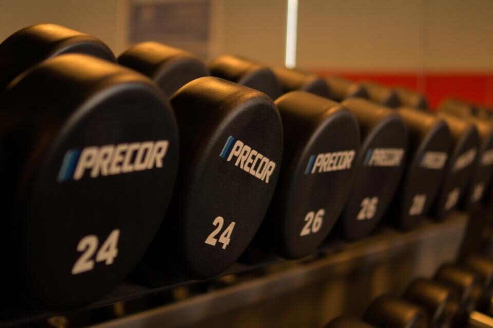 Sala de musculación con máquinas y peso libre